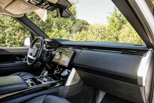 Used 2022 Fuji White Land Rover SE image 17
