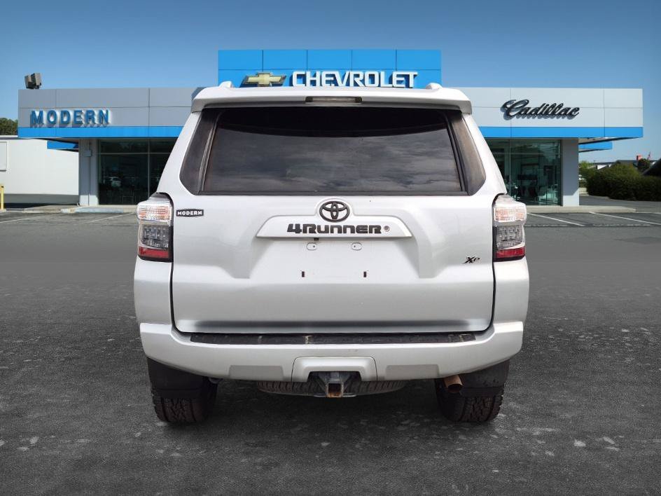 Used 2016 CLASSIC SILVER METALLIC Toyota Limited image 4