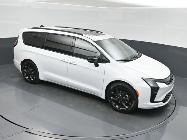 New 2027 Bright White Clear-Coat Exterior Paint Chrysler Limited image 29
