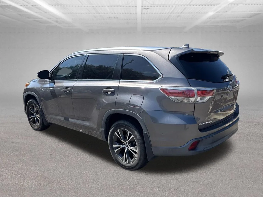 Used 2016 Gray Toyota XLE V6 image 4