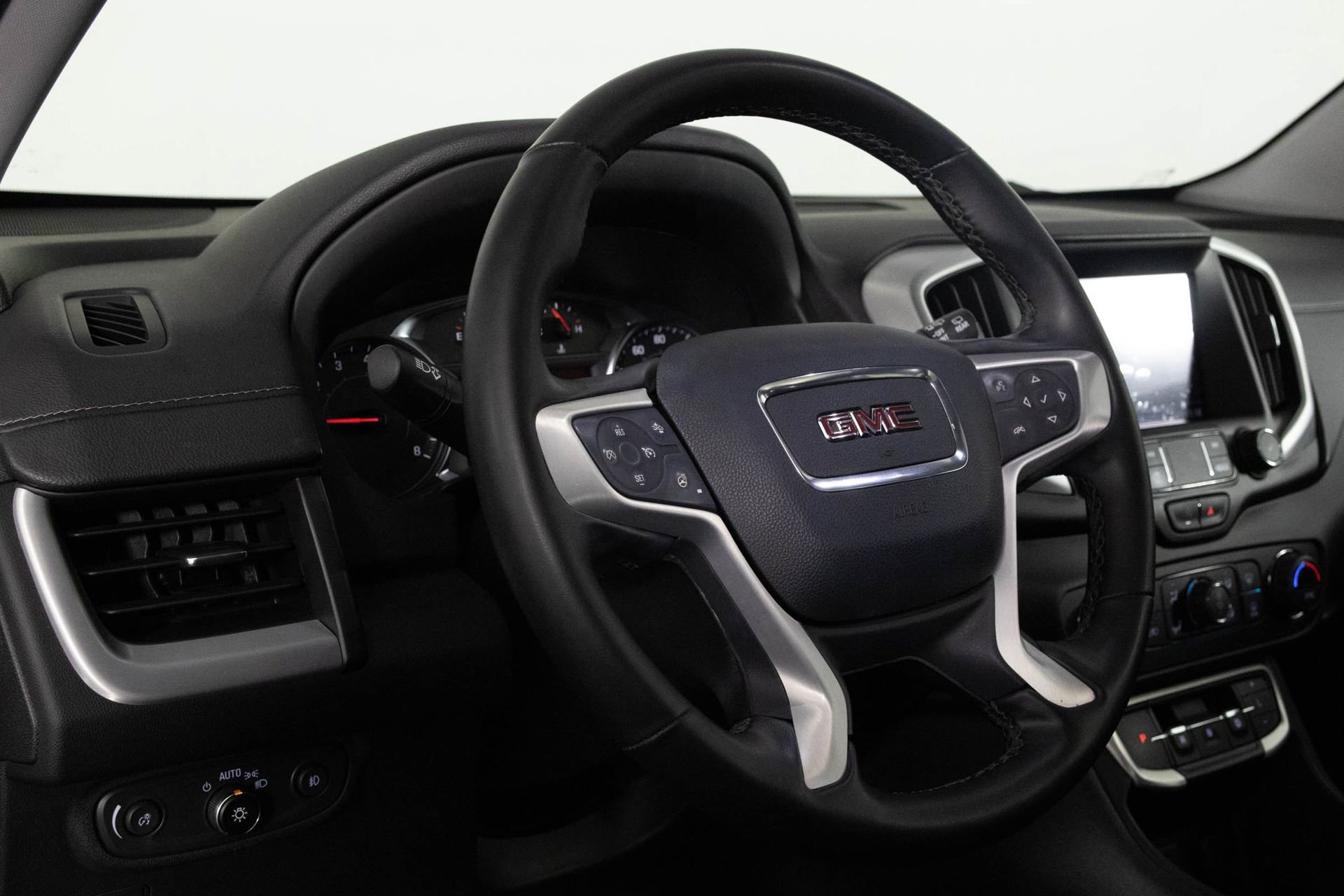 2023 GMC TERRAIN - Image 30