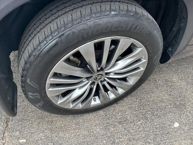 Certified Used 2021 MAGNETIC GRAY MET. Toyota  image 17