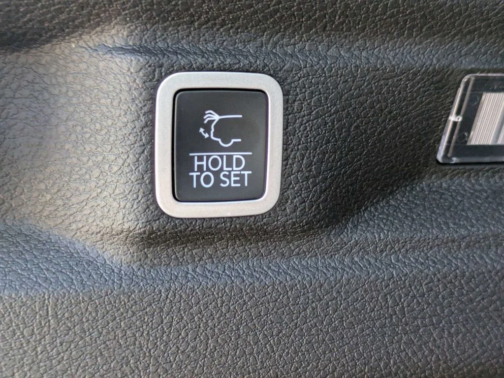 New 2026 Bright White Clear-Coat Exterior Paint Jeep Laredo X image 16