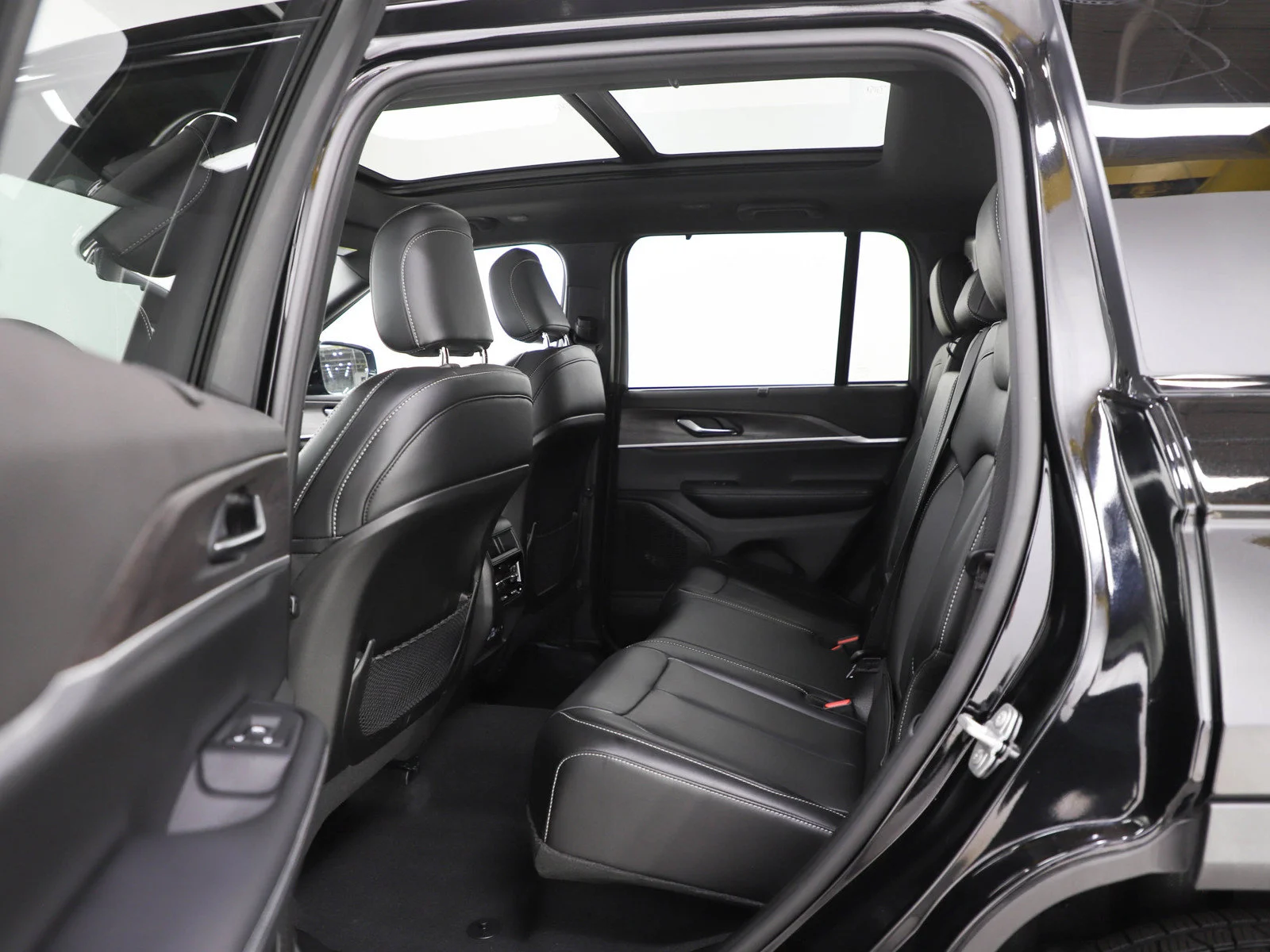 Used 2025 Diamond Black Crystal Pearlcoat Jeep Limited image 16