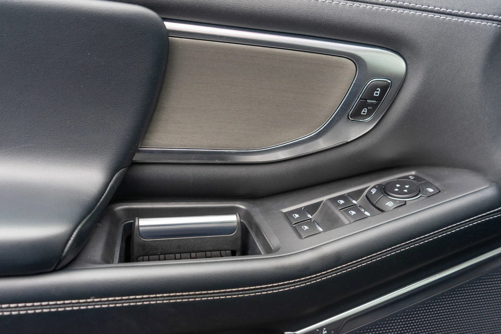 Used 2025 Black Metallic Ford Platinum image 17
