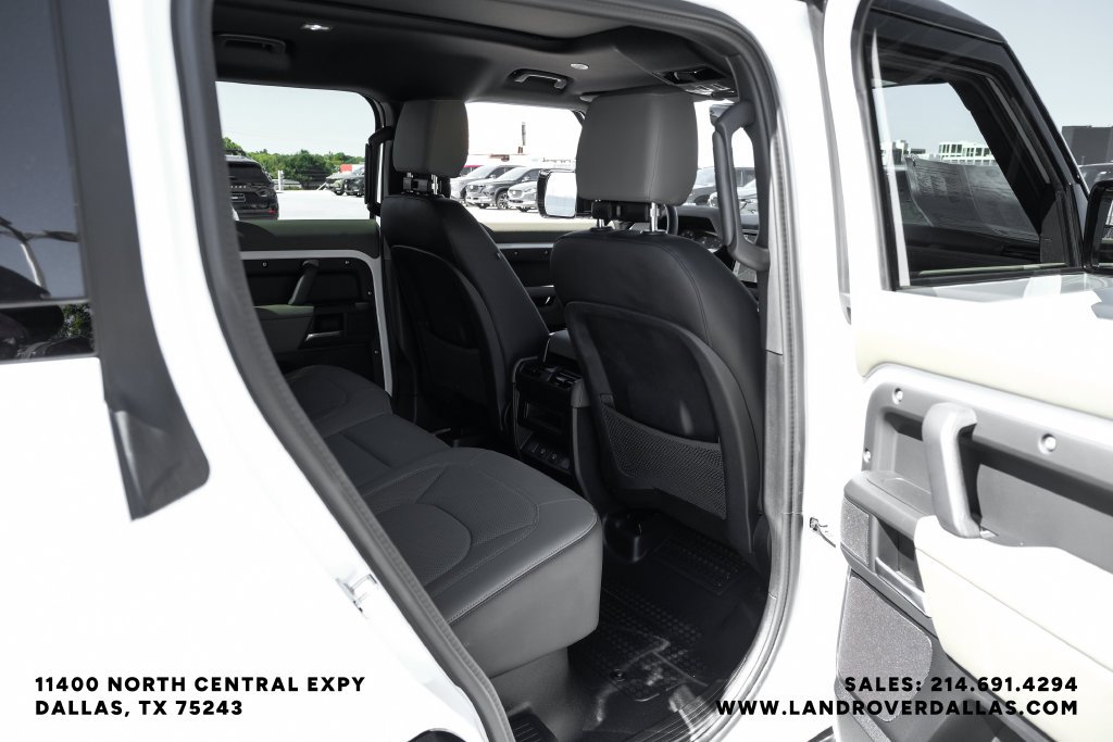 Used 2025 White Land Rover X-Dynamic SE image 45