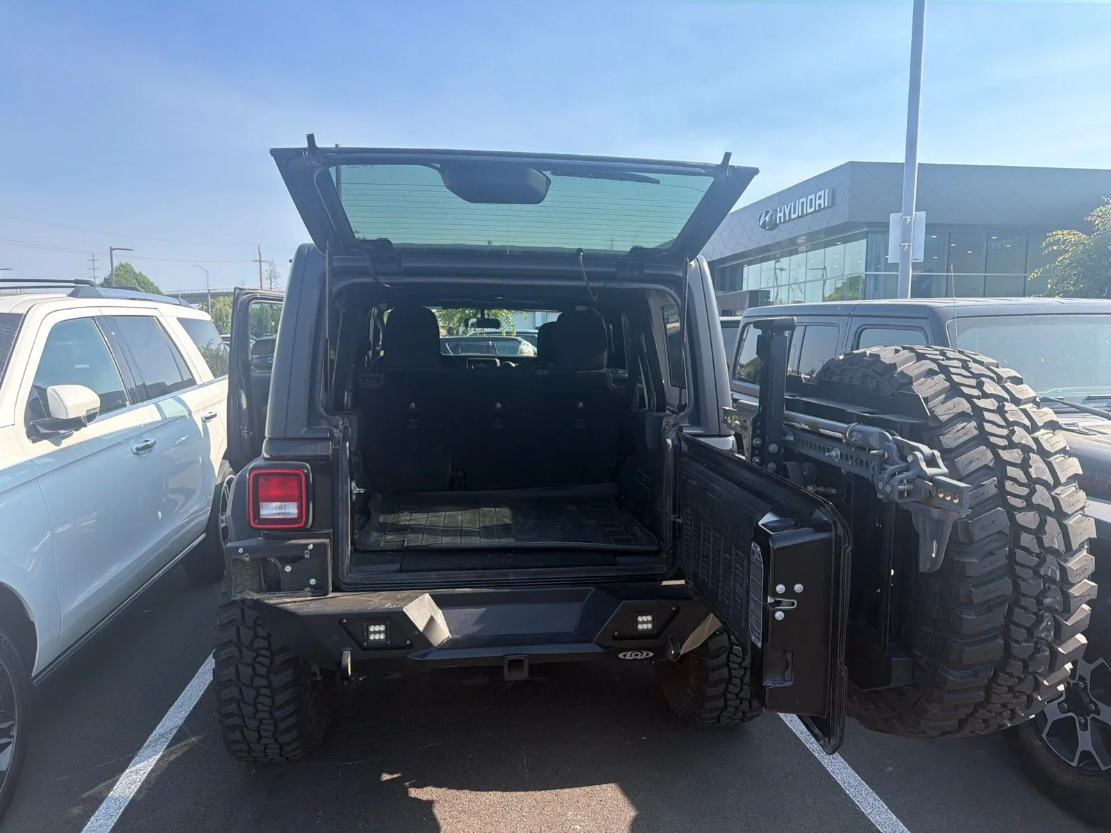 Used 2018 Black Jeep Unlimited Sport image 9
