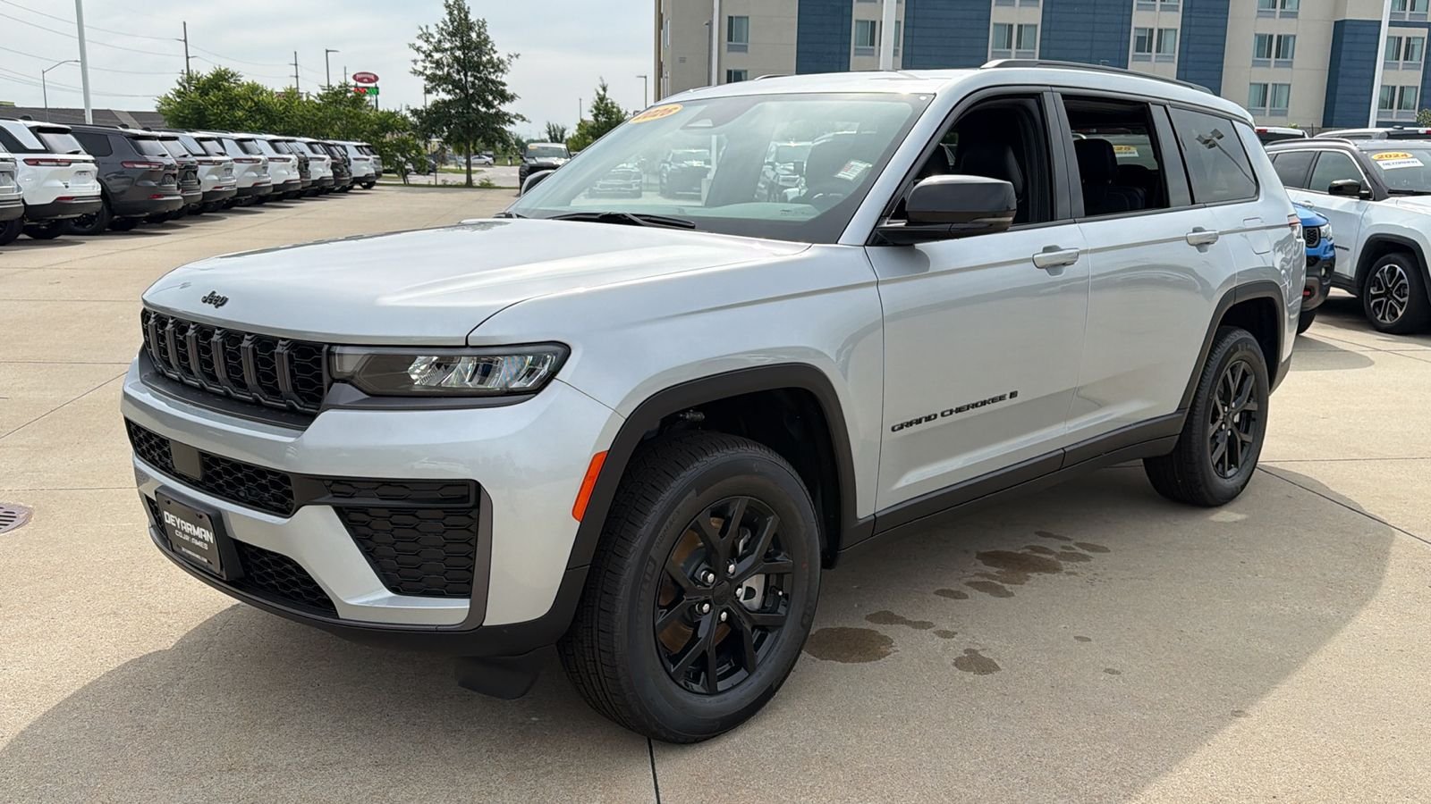 New 2026 Silver Zynith Exterior Paint Jeep Altitude image 4