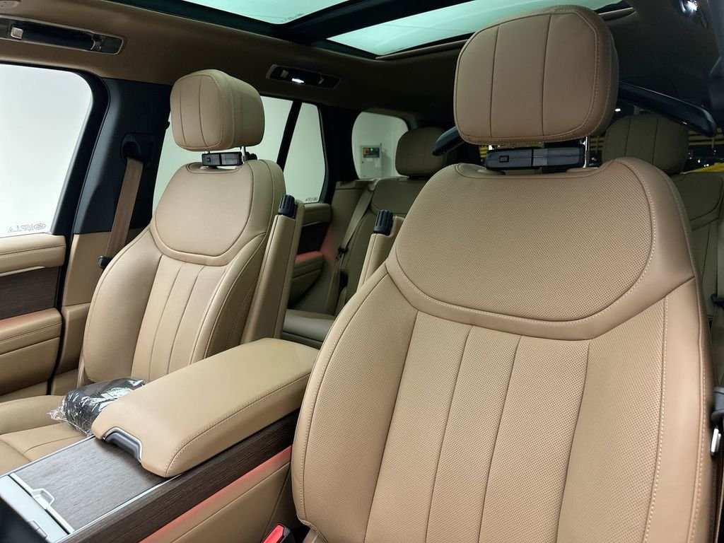 New 2026 Belgravia Green Land Rover SE image 10