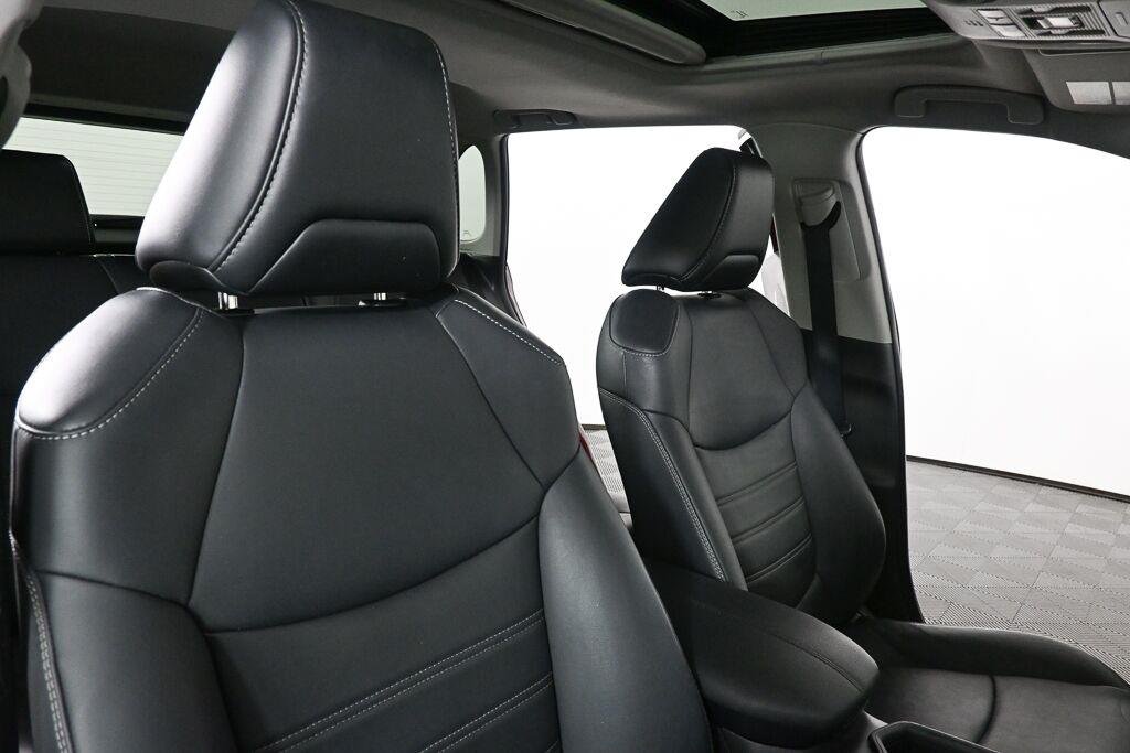 Used 2020 Ruby Flare Pearl TOYOTA XLE Premium image 21