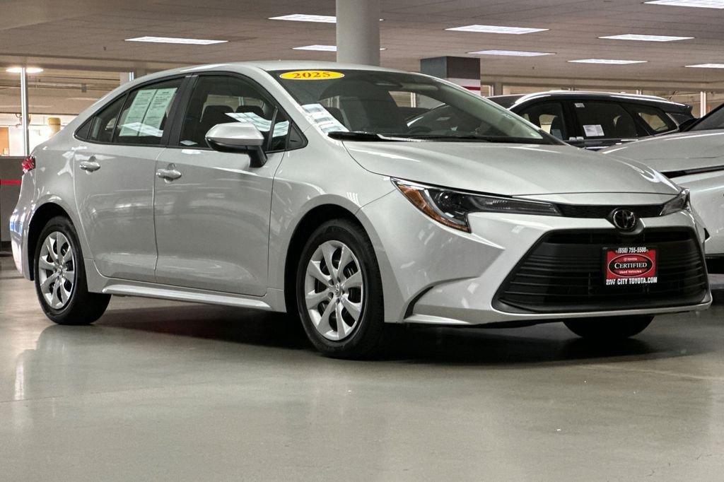 2025 Toyota Corolla LE photo 4