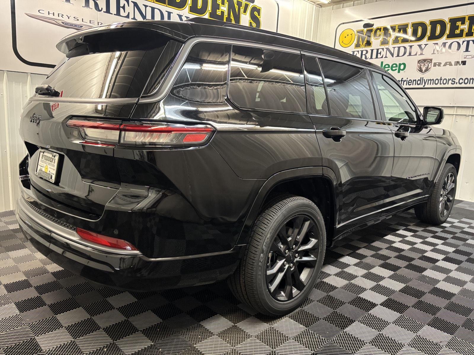 New 2026 Diamond Black Crystal Pearl-Coat Exterior Paint Jeep Limited Reserve image 3