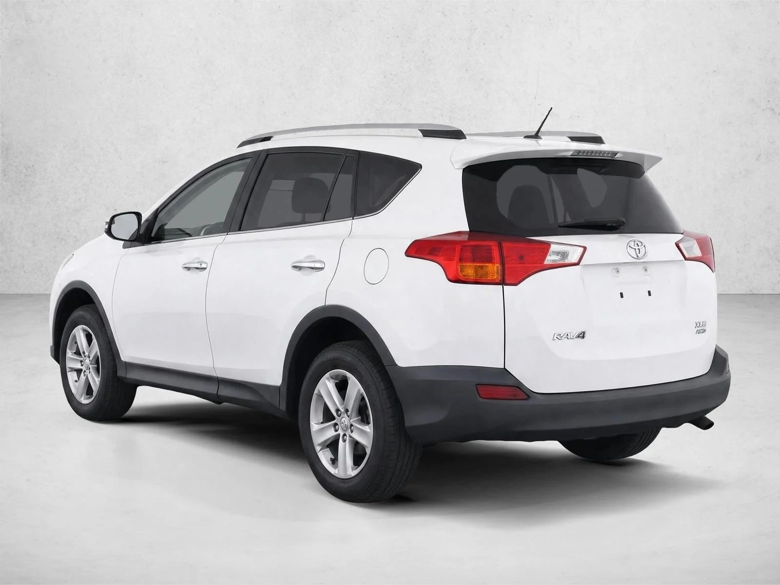 Used 2015 Super White Toyota XLE image 5