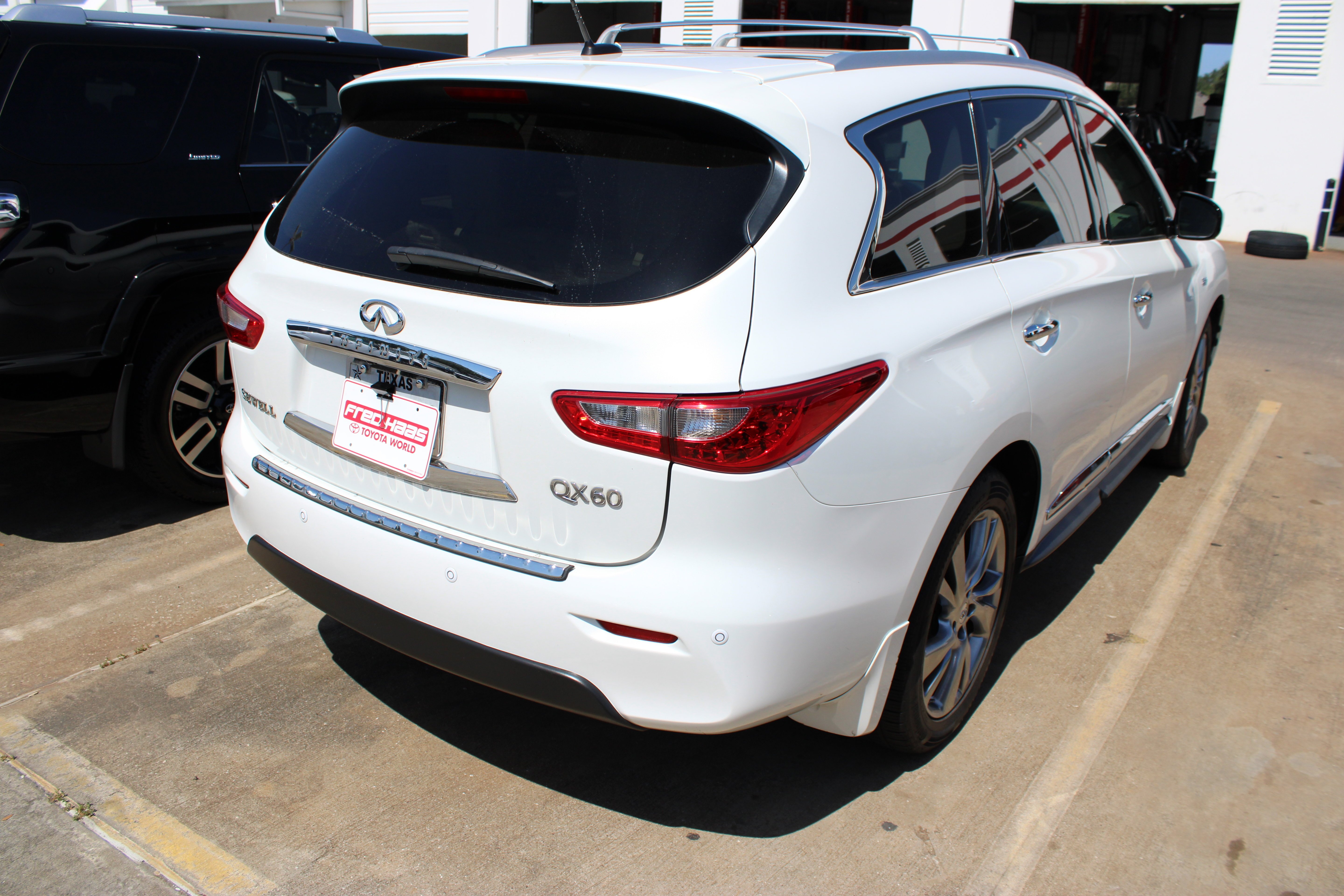 Used 2014 Moonlight White INFINITI  image 11