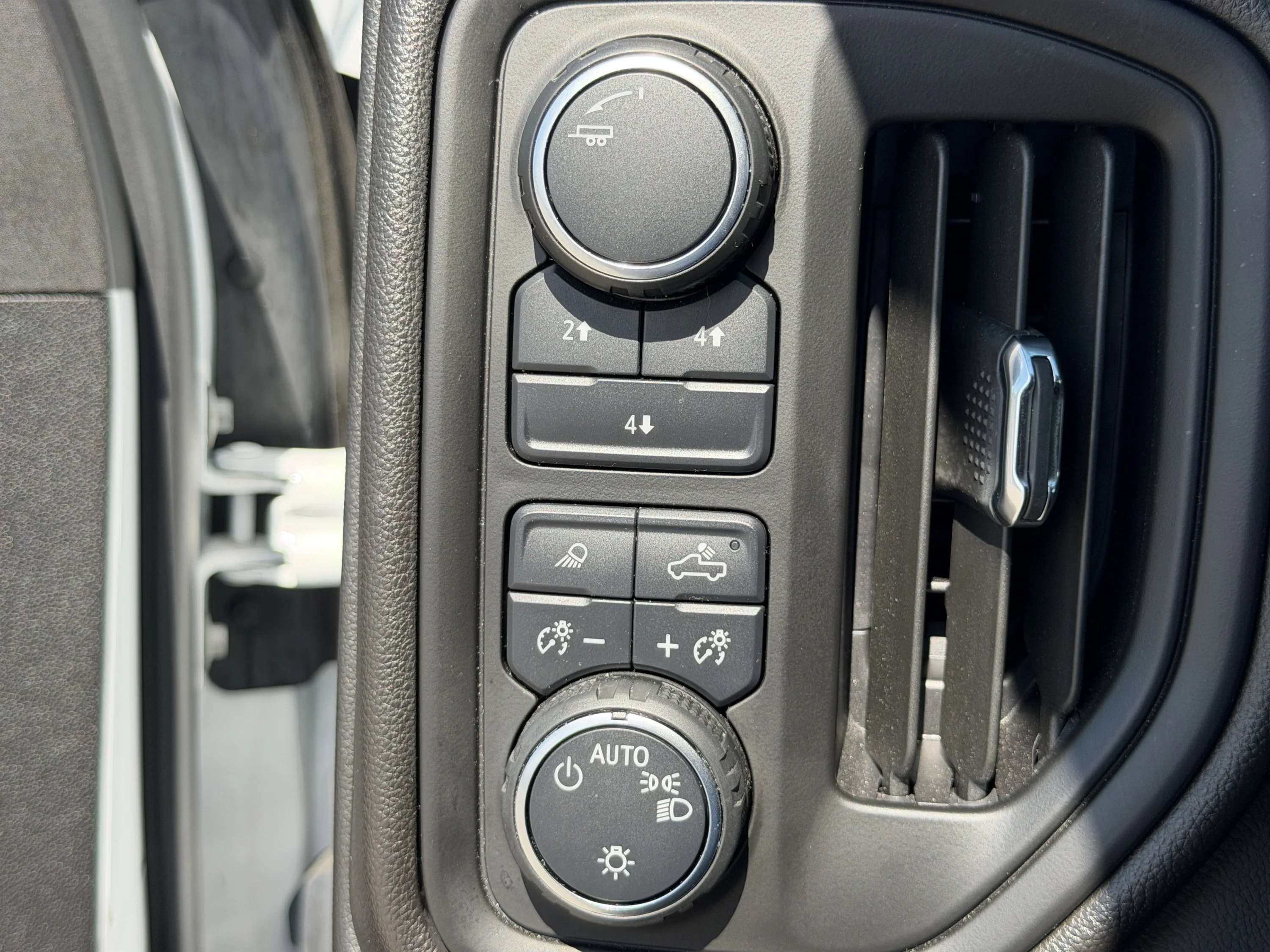 Used 2025 Summit White Chevrolet Custom image 31