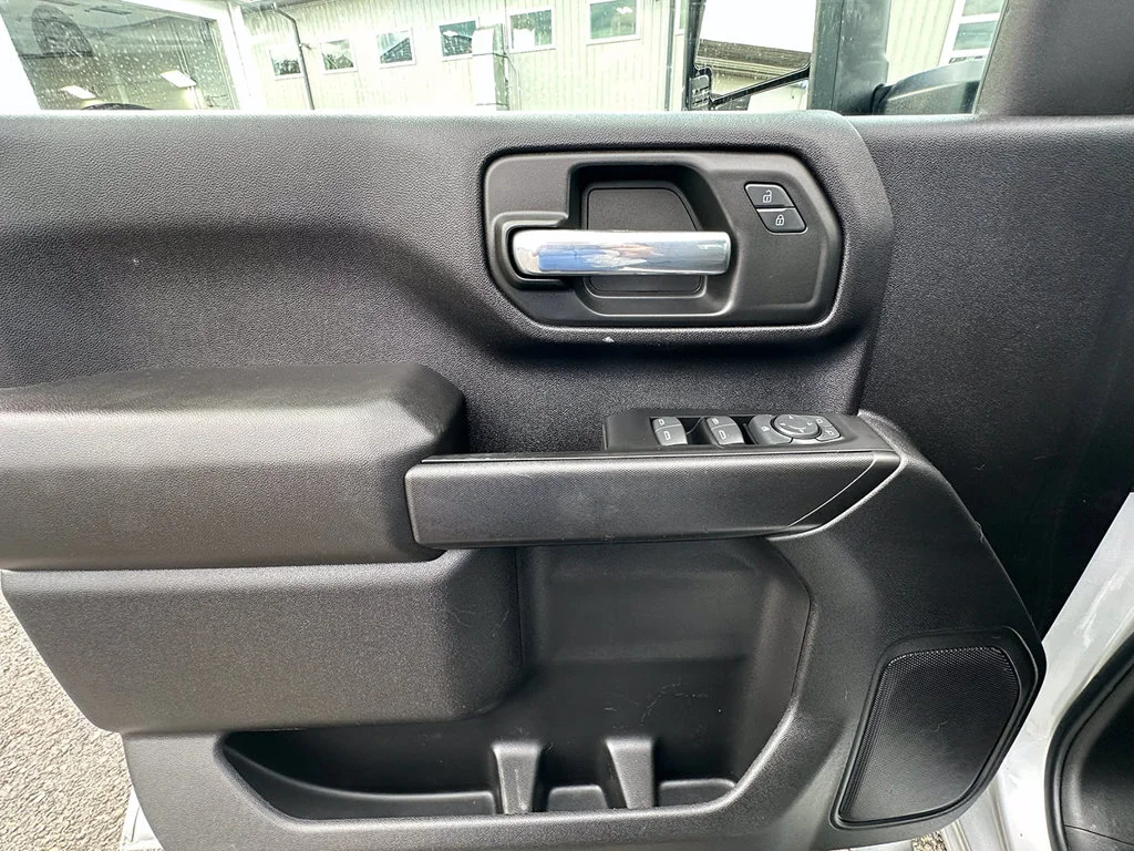 Used 2022 Silver Chevrolet Custom image 22