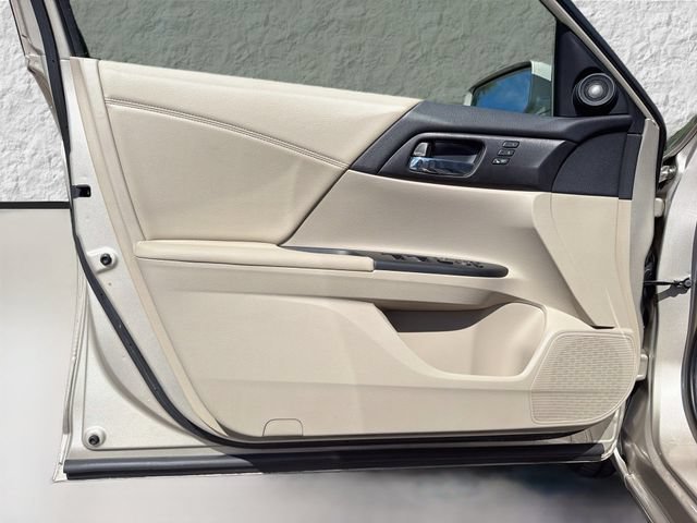 Used 2014 Silver Honda EX-L image 20