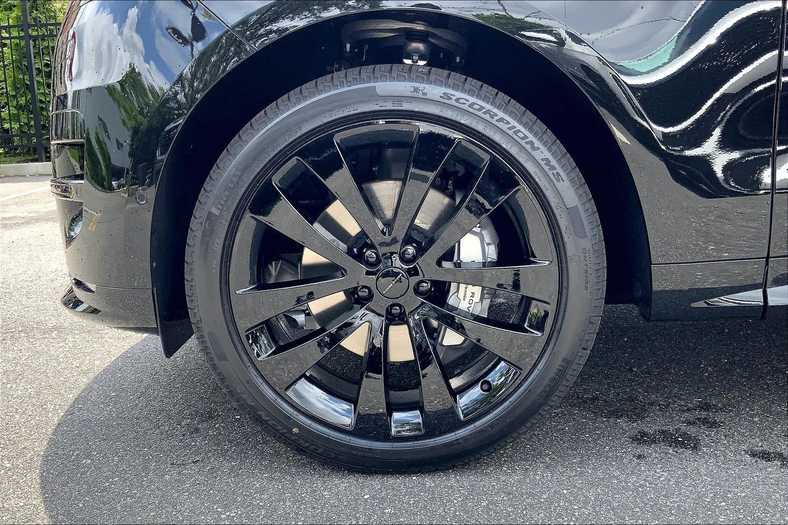 New 2026 Santorini Black Land Rover Dynamic SE image 11