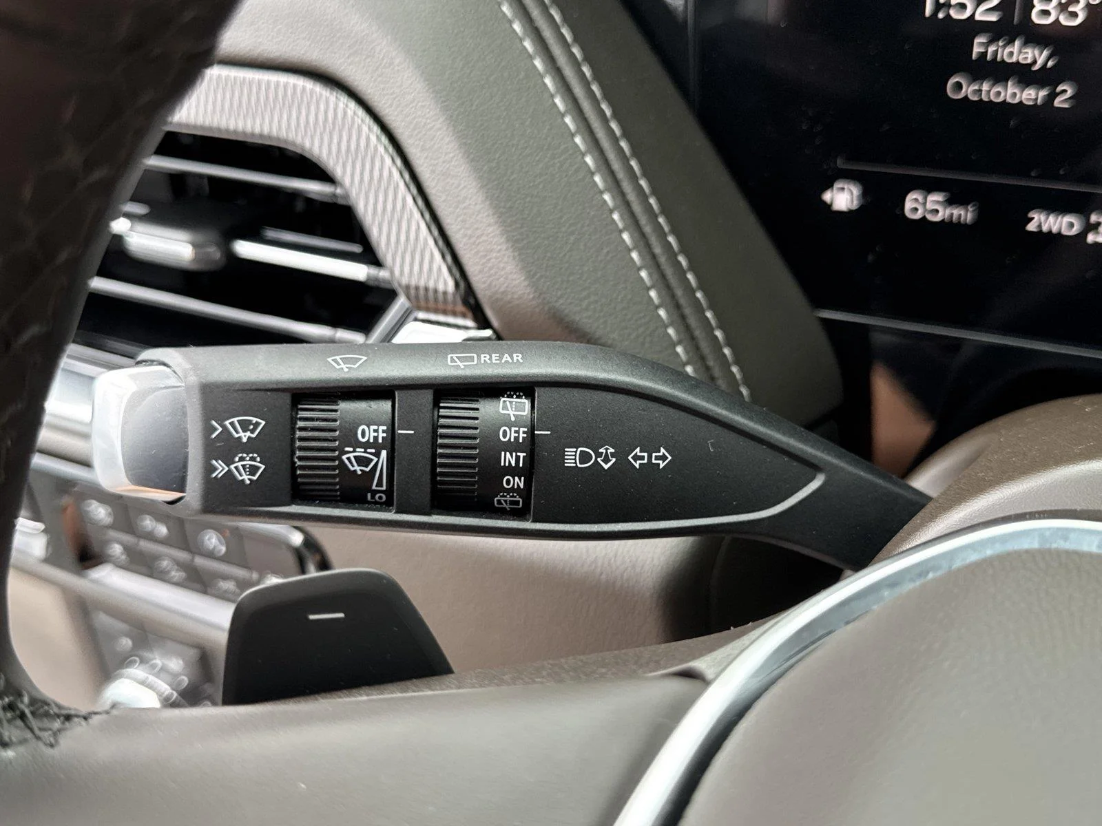 Used 2025 Summit White GMC Elevation image 21