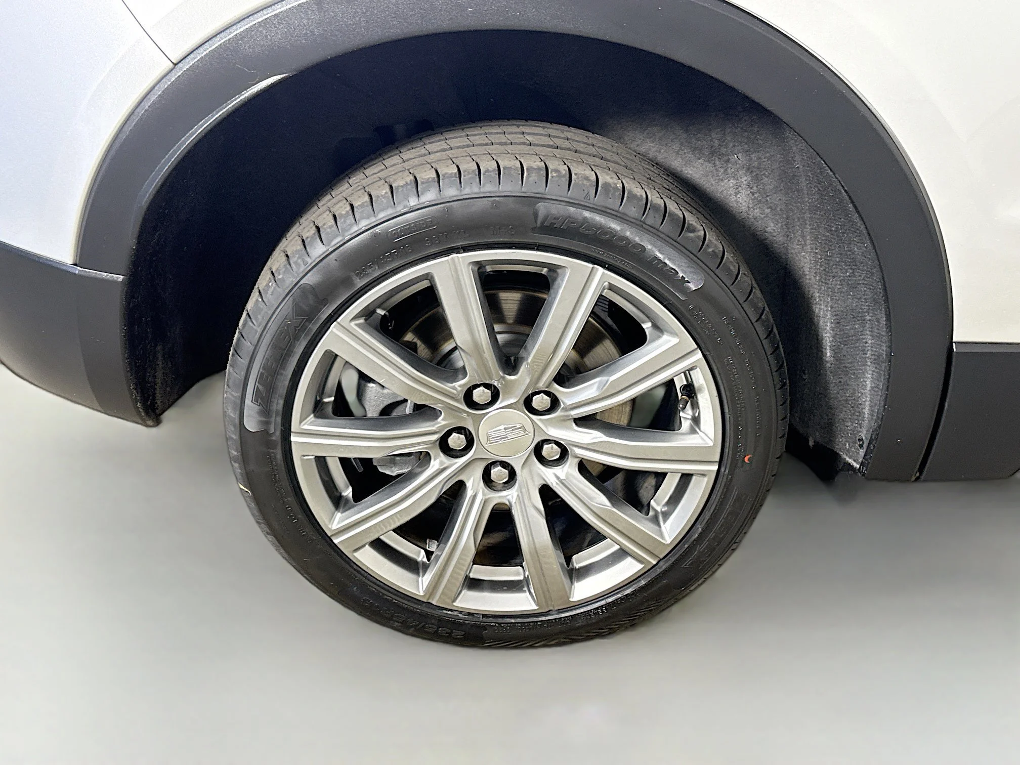 Used 2019 Radiant Silver Metallic Cadillac FWD Premium Luxury image 29