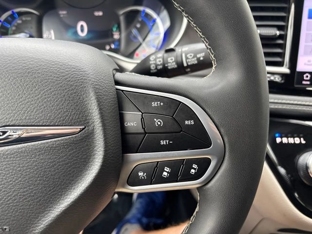 Certified Used 2024 Fathom Blue Pearlcoat Chrysler Select image 18