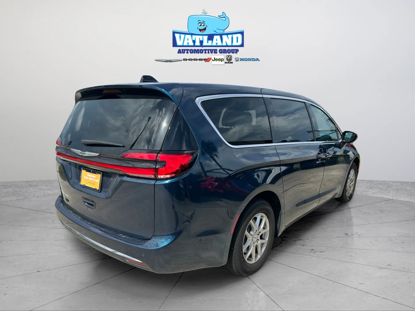 Used 2025 Blue Pearl Chrysler Select image 5