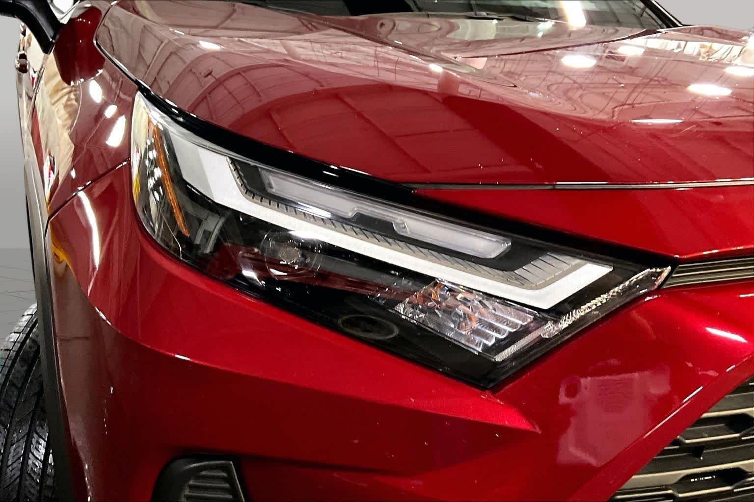 Used 2025 Ruby Flare Pearl Toyota XLE image 28
