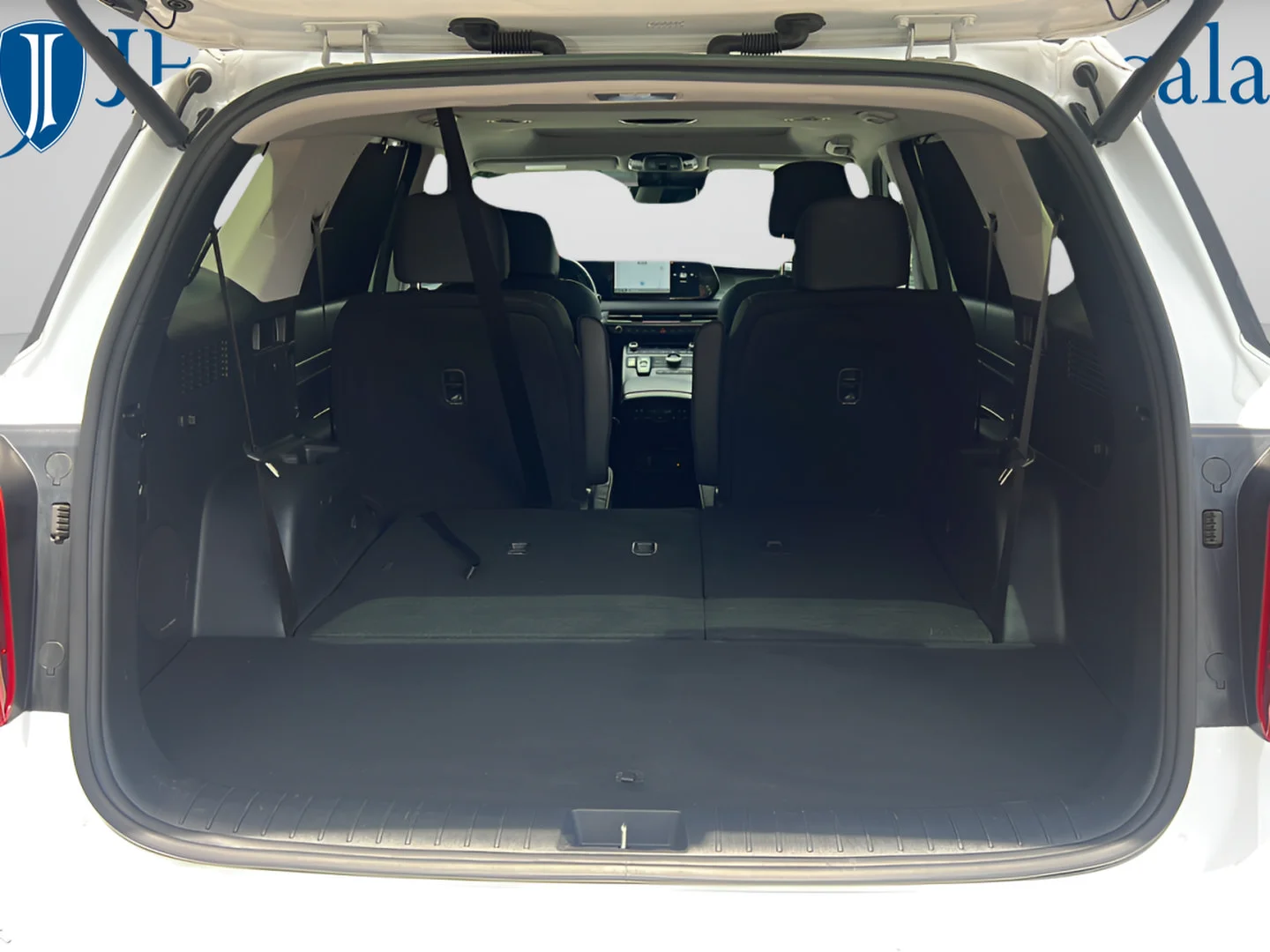 Used 2024 Hyper White Hyundai SEL 7P image 9