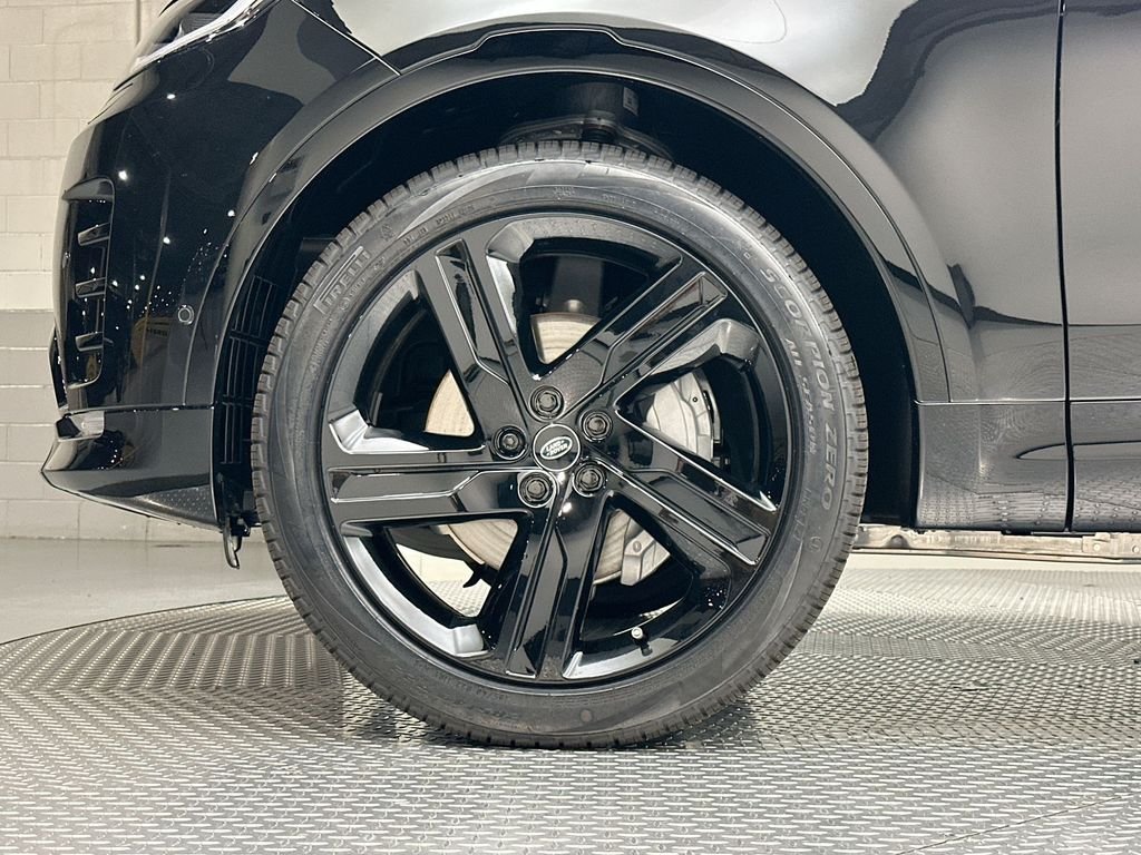 New 2026 Santorini Black Metallic Land Rover Dynamic SE image 5