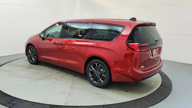 New 2026 Red Hot Pearl-Coat Exterior Paint Chrysler Select image 7