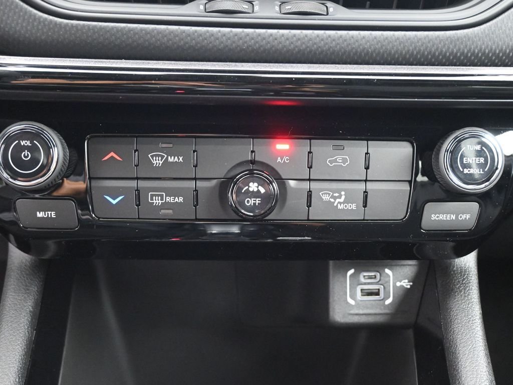 New 2026 Bright White Clearcoat Jeep Latitude image 9
