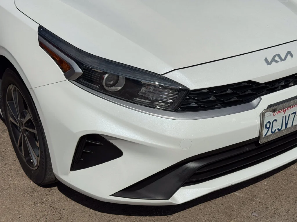 Used 2023 White Kia LXS image 3