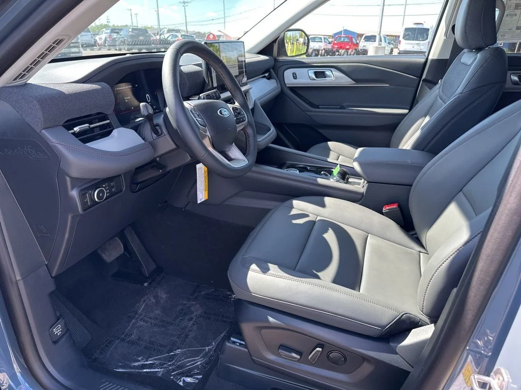 Used 2026 Vapor Blue Metallic Ford Active image 9