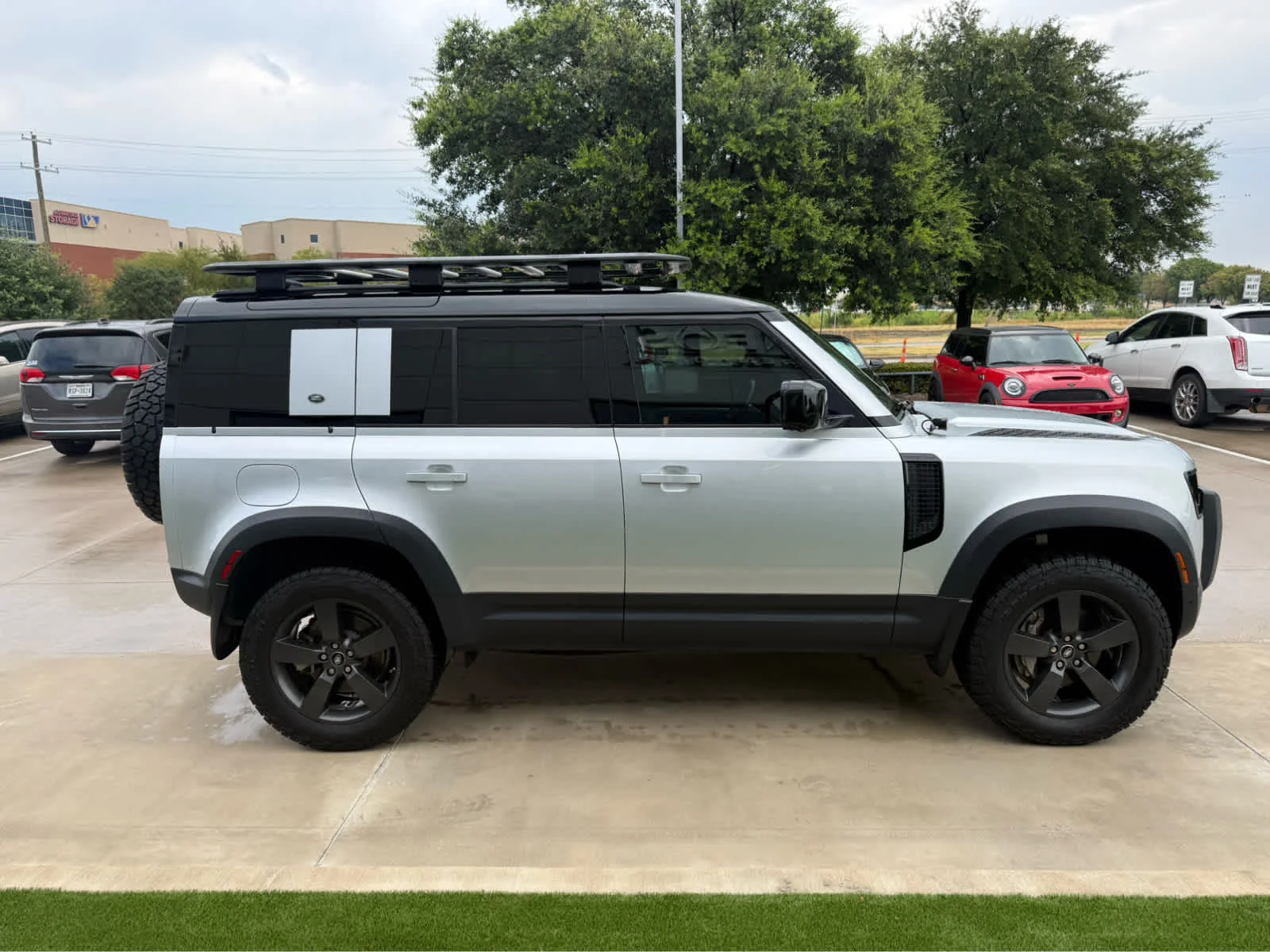 Used 2020  Land Rover First Edition image 6