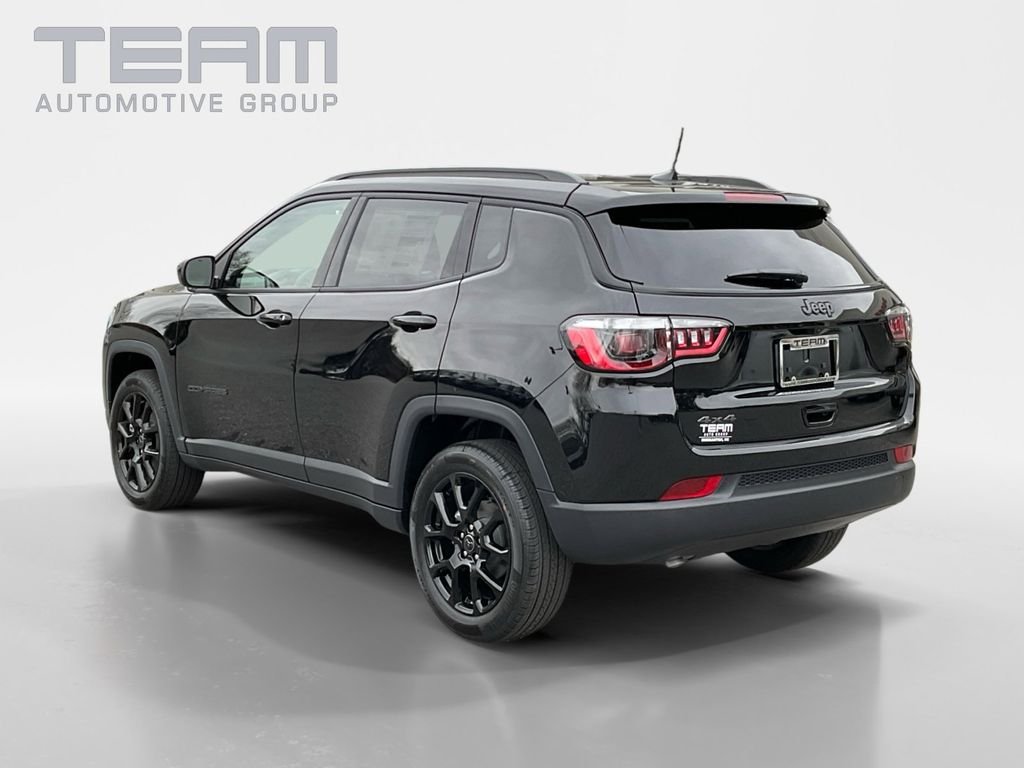 New 2026 Diamond Black Crystal Pearl-Coat Exterior Paint Jeep Latitude image 5