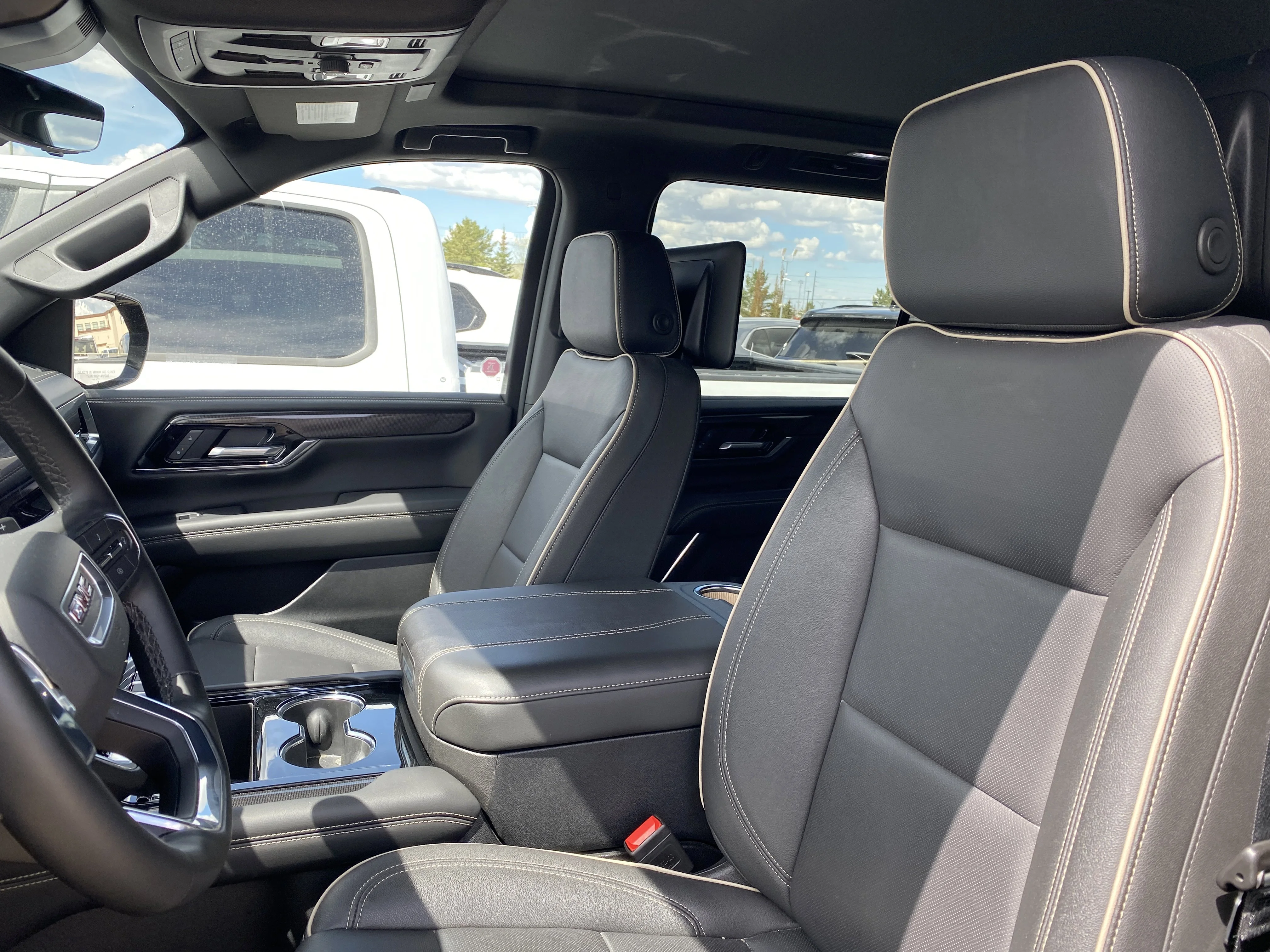 Used 2025 Black GMC Elevation 4WD image 2