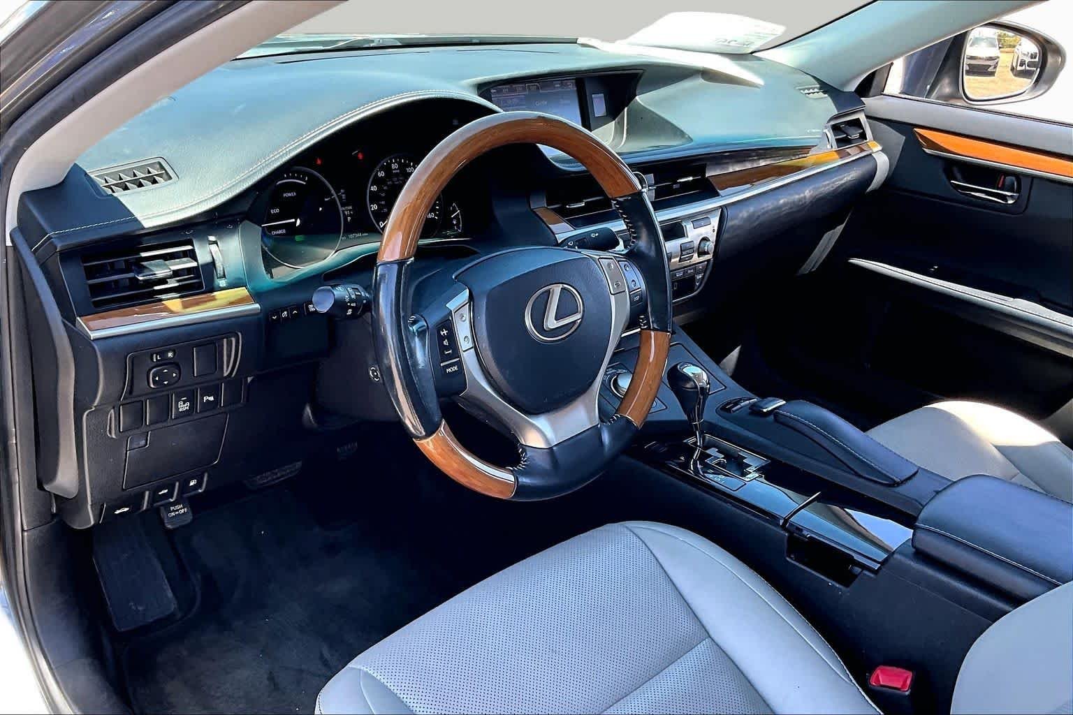Used 2014 Nebula Gray Pearl Lexus Hybrid image 14
