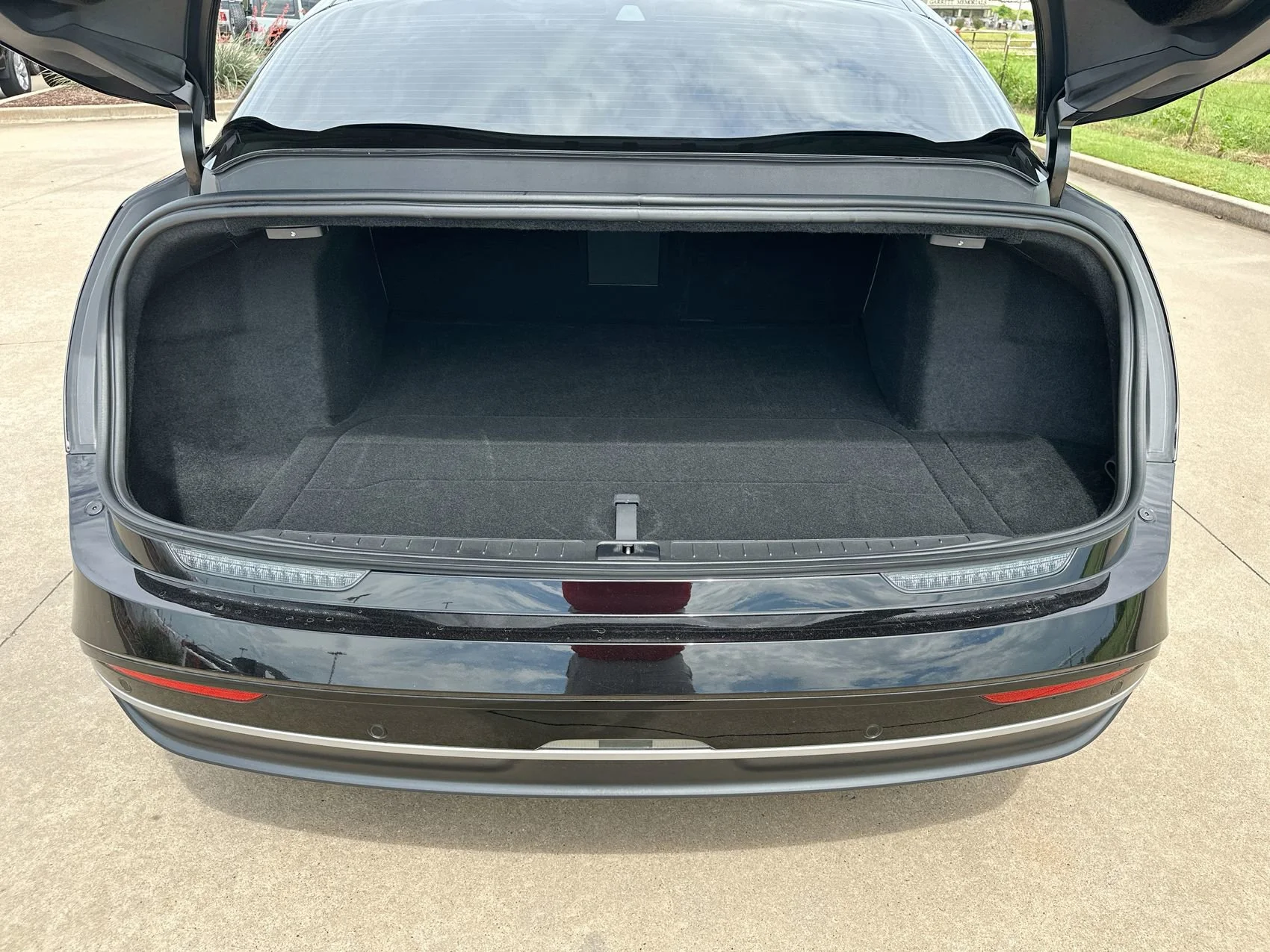 Used 2024 Black Lucid Touring image 25