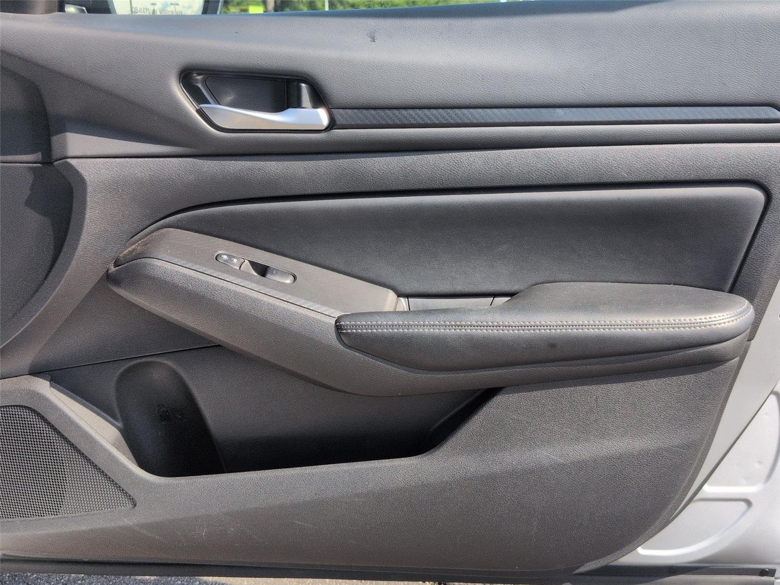 Used 2025  NISSAN SV image 35
