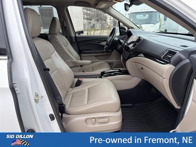 Used 2020 Platinum White Pearl Honda Touring 7-Passenger image 17