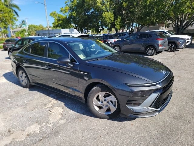 Certified Used 2025 Gray Hyundai SE image 1