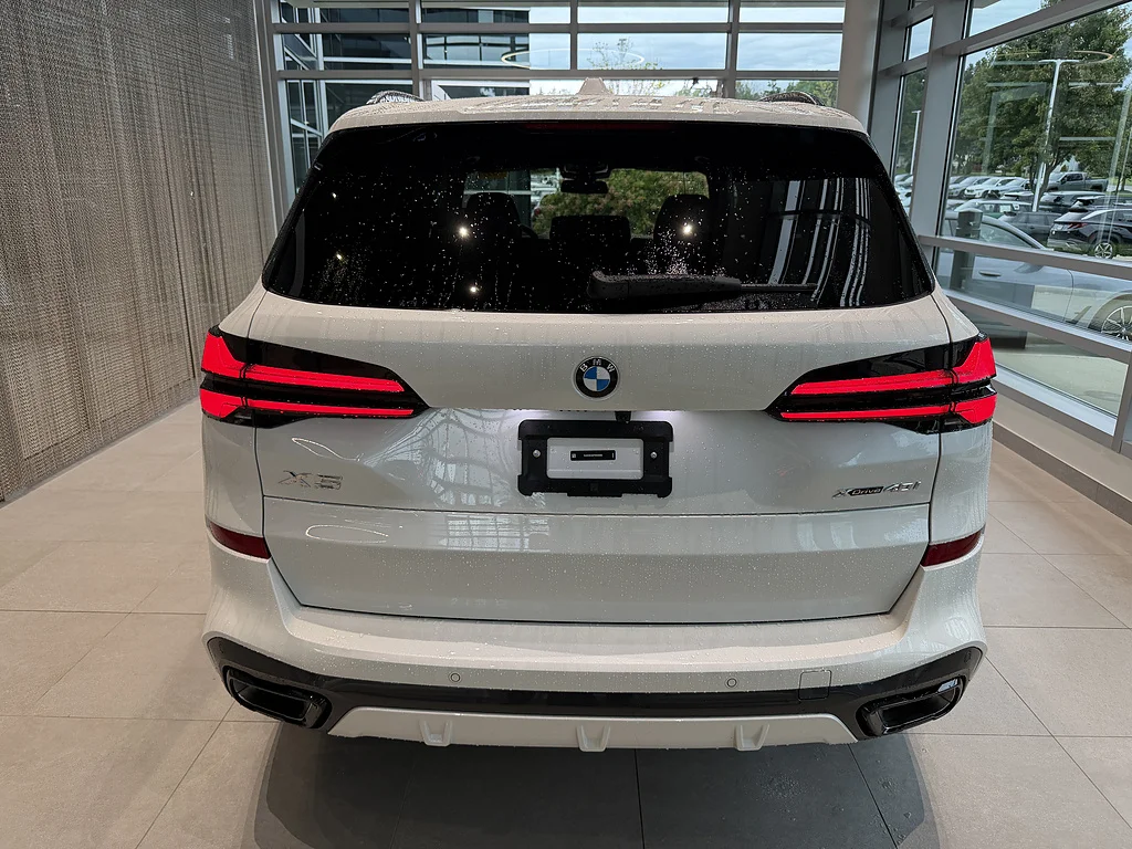New 2026 Mineral White Metallic BMW xDrive40i image 5