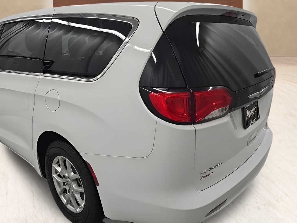 Used 2022 White Chrysler LX image 28