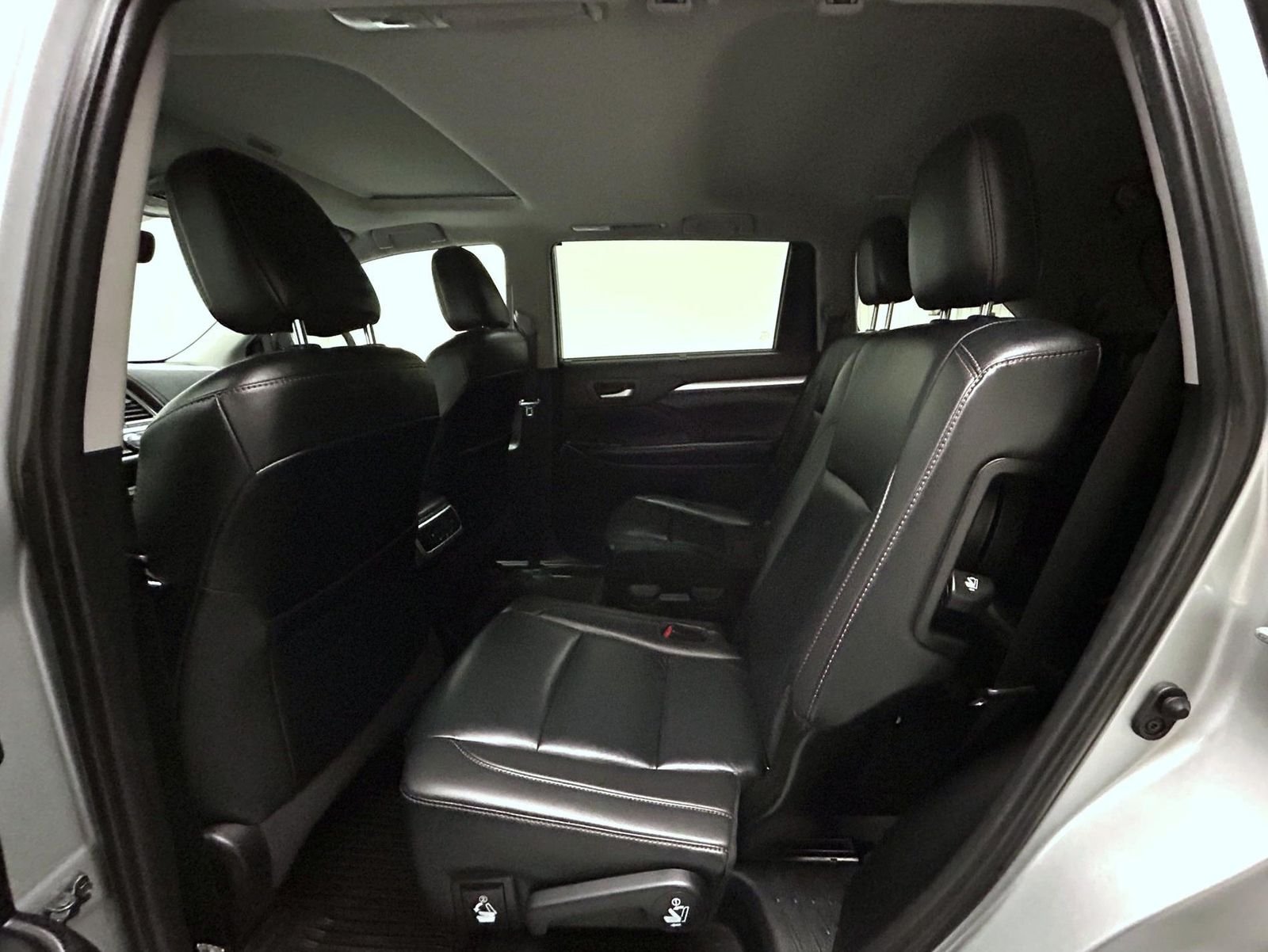 Used 2019 Silver Toyota XLE image 20
