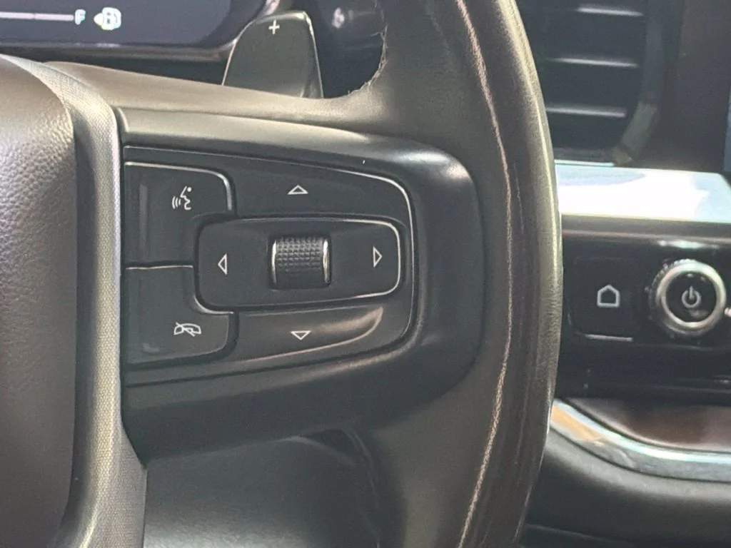 Used 2025 White Frost Tricoat GMC SLT image 17