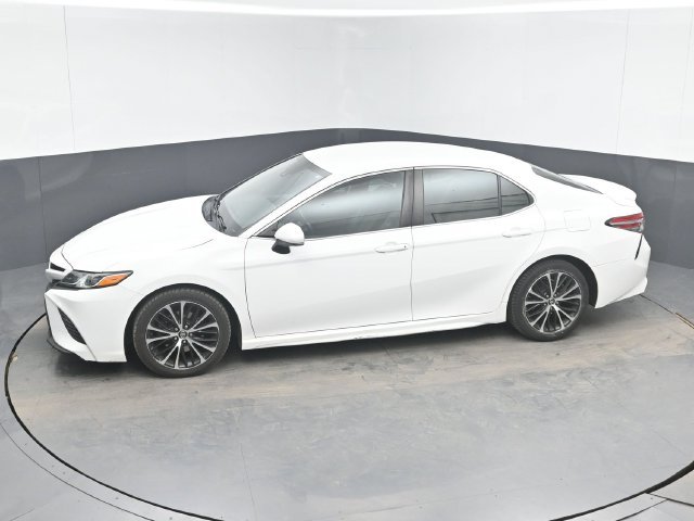 Used 2018 White Toyota SE image 19