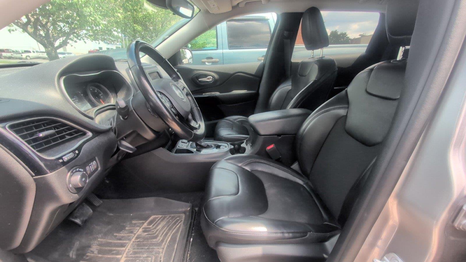 Used 2021 Diamond Black Crystal Pearlcoat Jeep Altitude image 3
