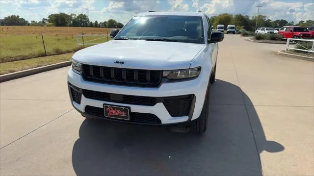 New 2027 Bright White Clear-Coat Paint Jeep Laredo Altitude image 4