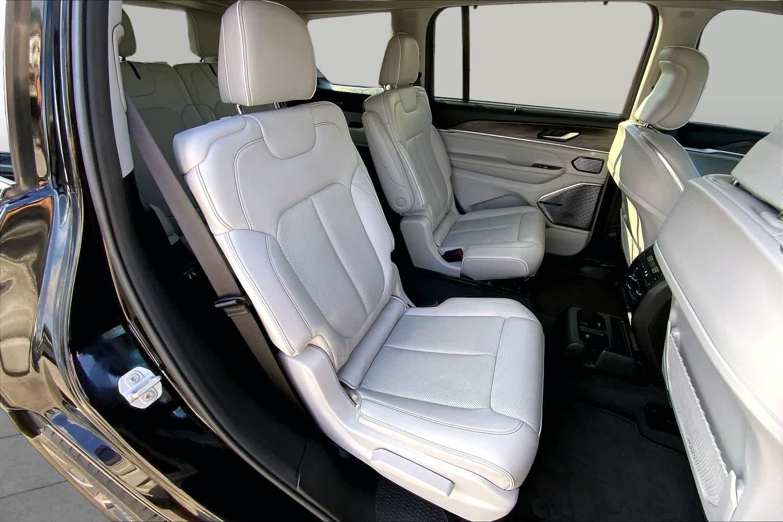 Used 2021 Diamond Black Crystal Pearlcoat Jeep Overland image 39