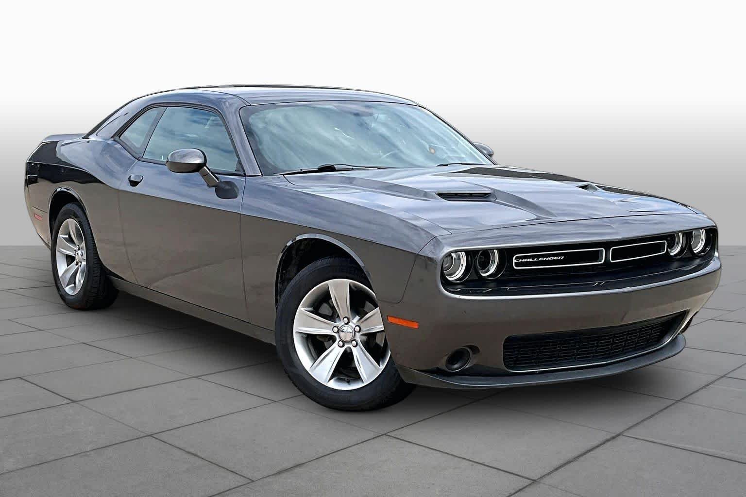Used 2019 Granite Pearlcoat Dodge SXT image 2